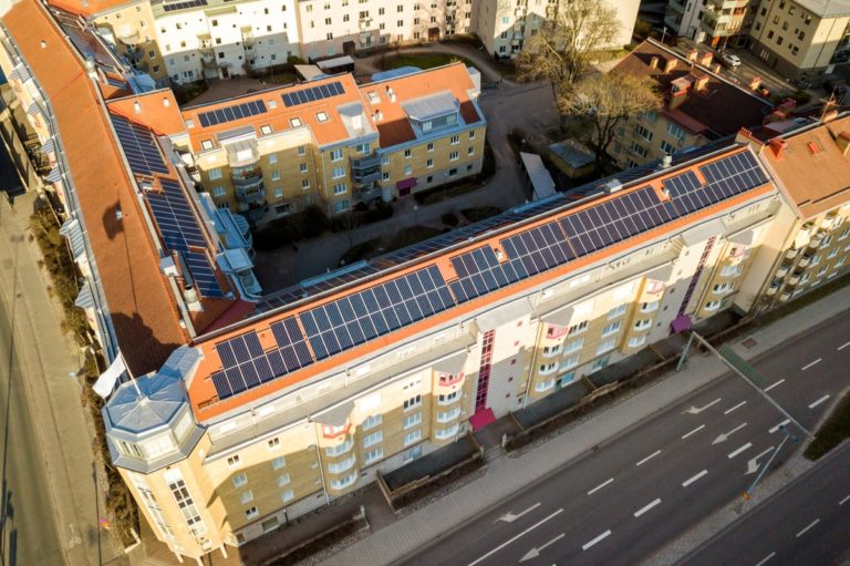 illustra un fotovoltaico su un palazzo di un condomino di cagliari